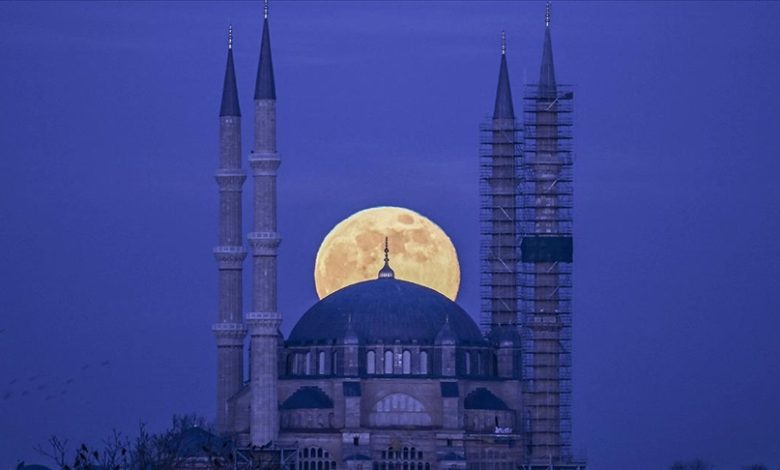 Pun Mjesec iznad turskog grada Edirnea