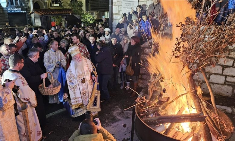 Nalaganje badnjaka u Sarajevu i Beogradu uoči pravoslavnog Božića