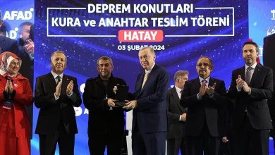 Photo of Erdogan u Hatayu uručio ključeve stanova građanima koji su u zemljotresu ostali bez krova nad glavom