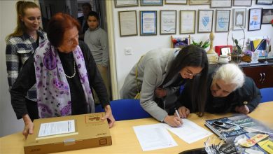 Photo of Podijeljeno 20 laptopa najuspješnijim studentima i učenicima iz Srebrenice