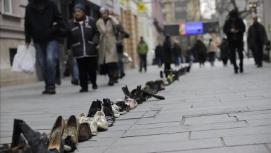 Photo of Cipele u sarajevskoj Ferhadiji kao simbol ubijenih građana opkoljenog Sarajeva