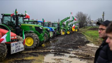Photo of Italijanski farmeri s traktorima protestuju protiv vladine politike