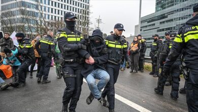 Photo of Amsterdamska policija uhapsila 190 demonstranata tokom blokade autoputa
