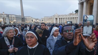 Photo of Hiljade katolika na molitvi za papu Franju u Vatikanu